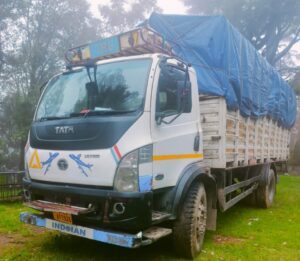नैनीताल वन विभाग की बड़ी कार्यवाही- तस्करी कर ले जा रहे अवैध लीसे से लदे ट्रक को किया जब्त- ट्रक में भरे थे 280 टिन लीसा