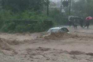 पहाड़ में आफत की बारिश- नदी के तेज बहाव में बही कार- लाइव वीडियो