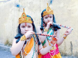नैनीताल में कृष्ण बनो प्रतियोगिता का आयोजन- आकर्षक वेशभूषा में सजे-धजे बच्चों ने किया नृत्य