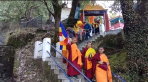 बुद्ध पूर्णिमा के पावन पर्व पर नैनीताल में तिब्बती व भोटिया समुदाय के लोगों ने की नगर परिक्रमा- नगर की खुशहाली,समृद्धि के साँथ ही विश्व शांति की करी कामना- बौद्ध धर्म की पुस्तिकाओं को लेकर निकले लोग