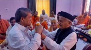 उत्तराखंड के दो दिग्गज नेताओं का एक दूसरे को माला पहनाने का वीडियो सोशल मीडिया पर बना चर्चा का विषय