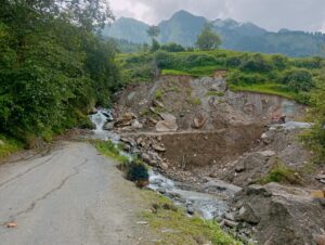 20 दिनों से हेलंग उर्गम मोटर मार्ग बंद- कई गांवों का कटा संपर्क- मुश्किल में लोग- जान जोखिम में डालकर आवाजाही को मजबूर राहगीर