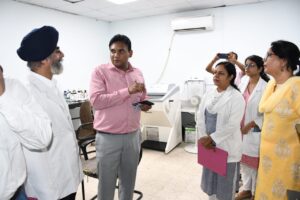 डेंगू के बढ़ते मामलों पर राज्य सरकार सतर्क- स्वास्थ्य सचिव डॉ आर राजेश कुमार ने सुशीला तिवारी व बेस अस्पताल का किया निरीक्षण- भर्ती मरीजों का जाना हालचाल- डेंगू के मरीजों को बेहतर उपचार देने के दिये निर्देश- उत्तराखंड में अभी 307 डेंगू के 307 केस हैं एक्टिव