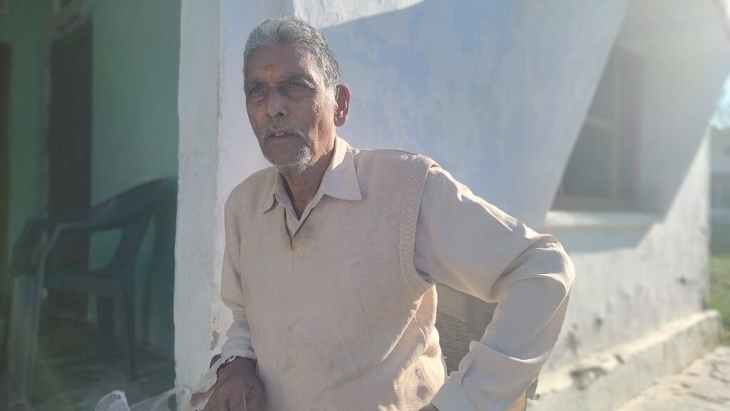 जनसेवा को समर्पित कई दशक:- रामनगर के बेलपोखरा निवासी आनंद सिंह जड़ी-बूटियों से करते हैं पीलिया का उपचार- दवा के मामूली शुल्क से अर्जित आय को श्री गौ गौरी गोपाल सेवा संस्था को दान देकर कई जरूरतमंदों की मदद- दूर-दूर से पीलिया के उपचार को आते हैं लोग