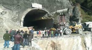 ब्राह्मखाल-यमनोत्री राष्ट्रीय राजमार्ग पर निर्माणाधीन टनल में फंसे लोग- राहत बचाव कार्य जारी