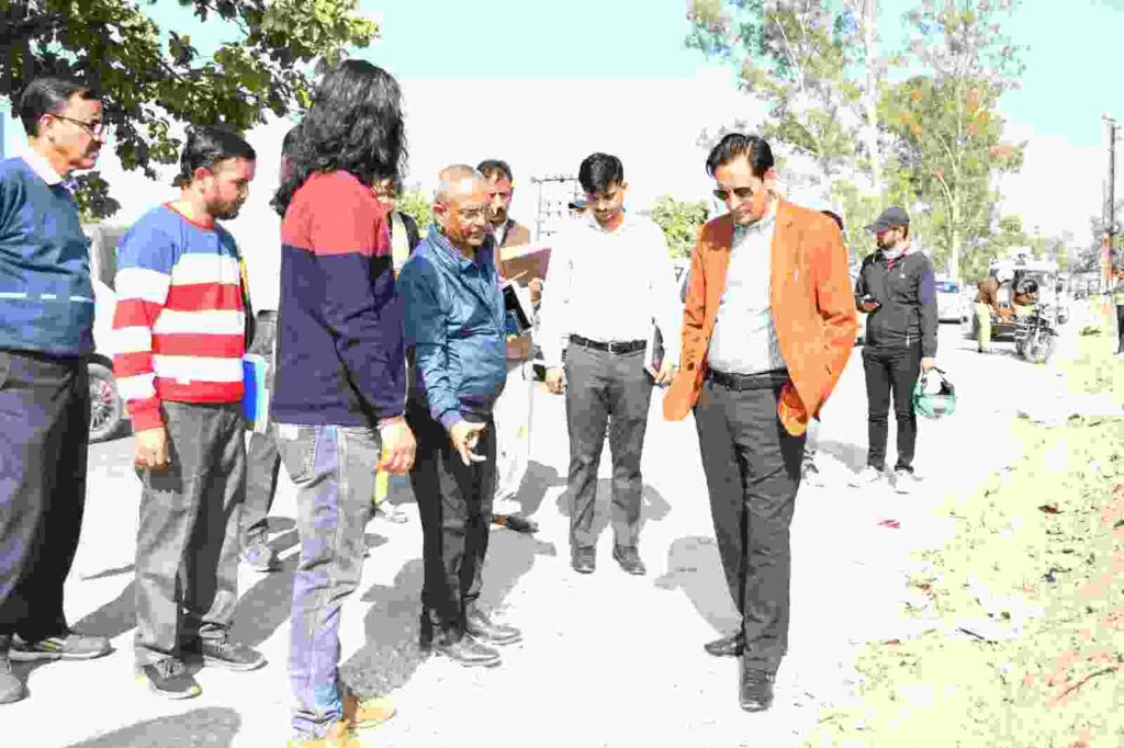 रामपुर रोड से मदकोटा तक 58 करोड़ की लागत से बनने वाली 21 किमी सड़क चौड़ीकरण मार्ग का कुमाऊं कमिश्नर दीपक रावत ने किया निरीक्षण- दिसंबर तक कार्य पूर्ण करने के दिये निर्देश