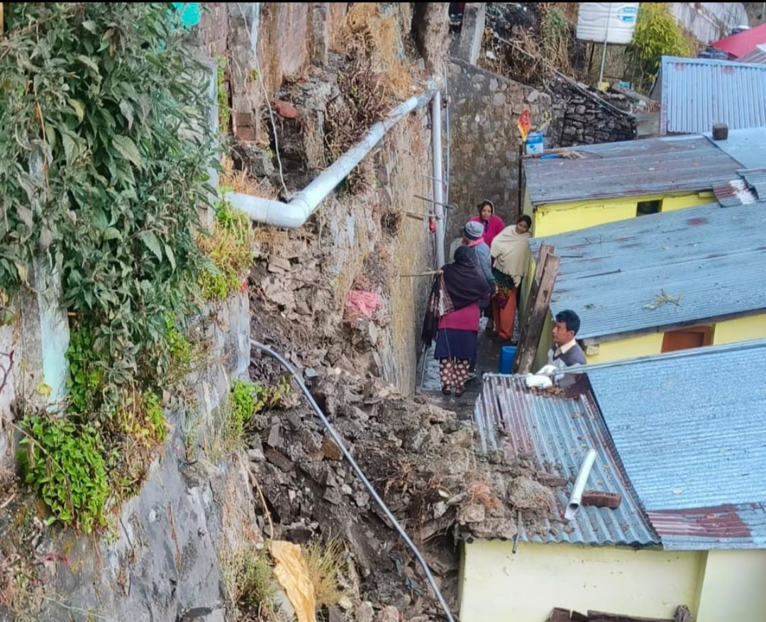 बारिश का कहर- भरभरा कर टूटी सुरक्षा दीवार- खतरे की जद में आये कई मकान