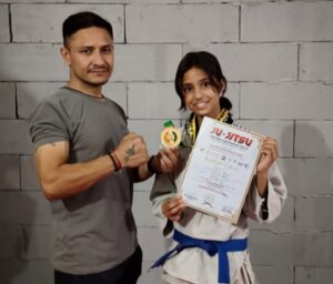 शाबास:- जय दुर्गा मार्शल आर्ट एकेडमी की खिलाड़ी रिनिशा लोहनी ने नेशनल कराटे चैंपियनशिप में जीता गोल्ड- देश में बढ़ाया उत्तराखंड का मान