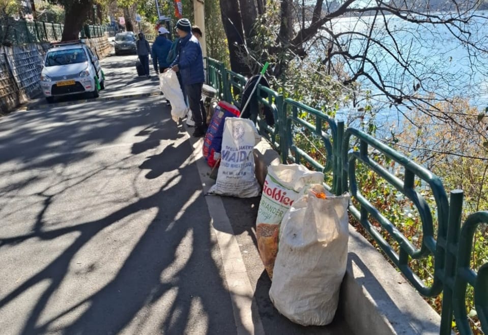 स्वच्छता अभियान:- नैनीझील की सफाई के दौरान 50 कट्टे निकाला कूड़ा