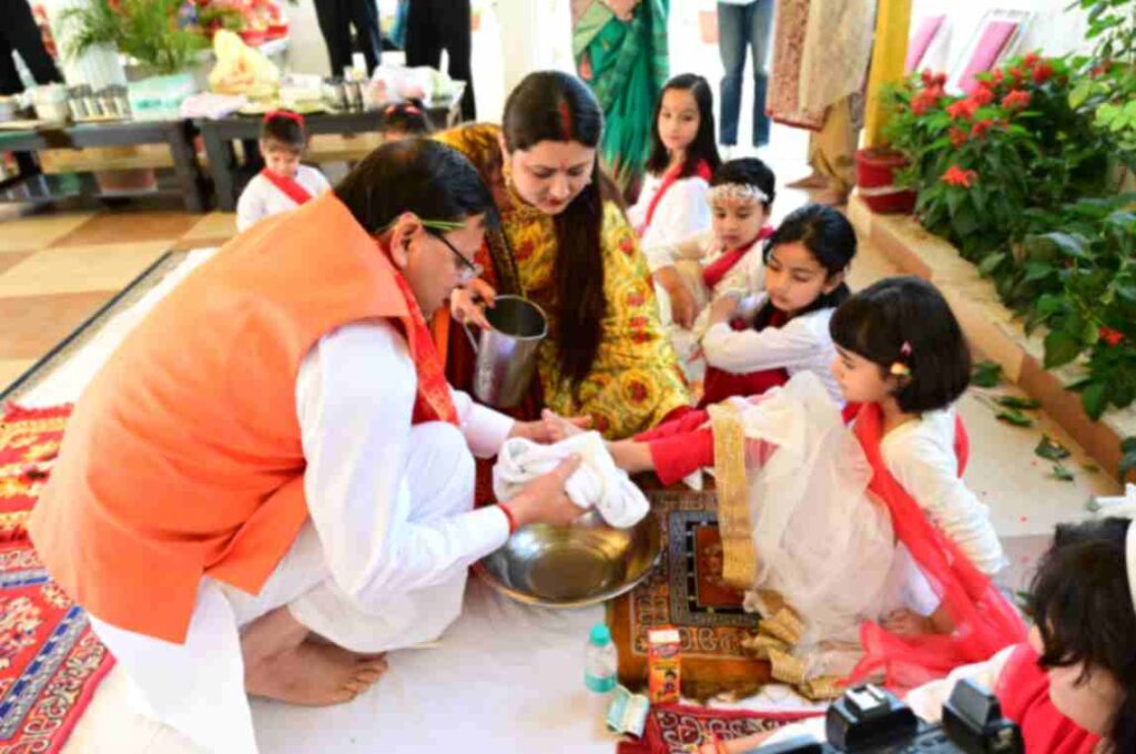 सीएम धामी ने कन्याओं का किया पूजन