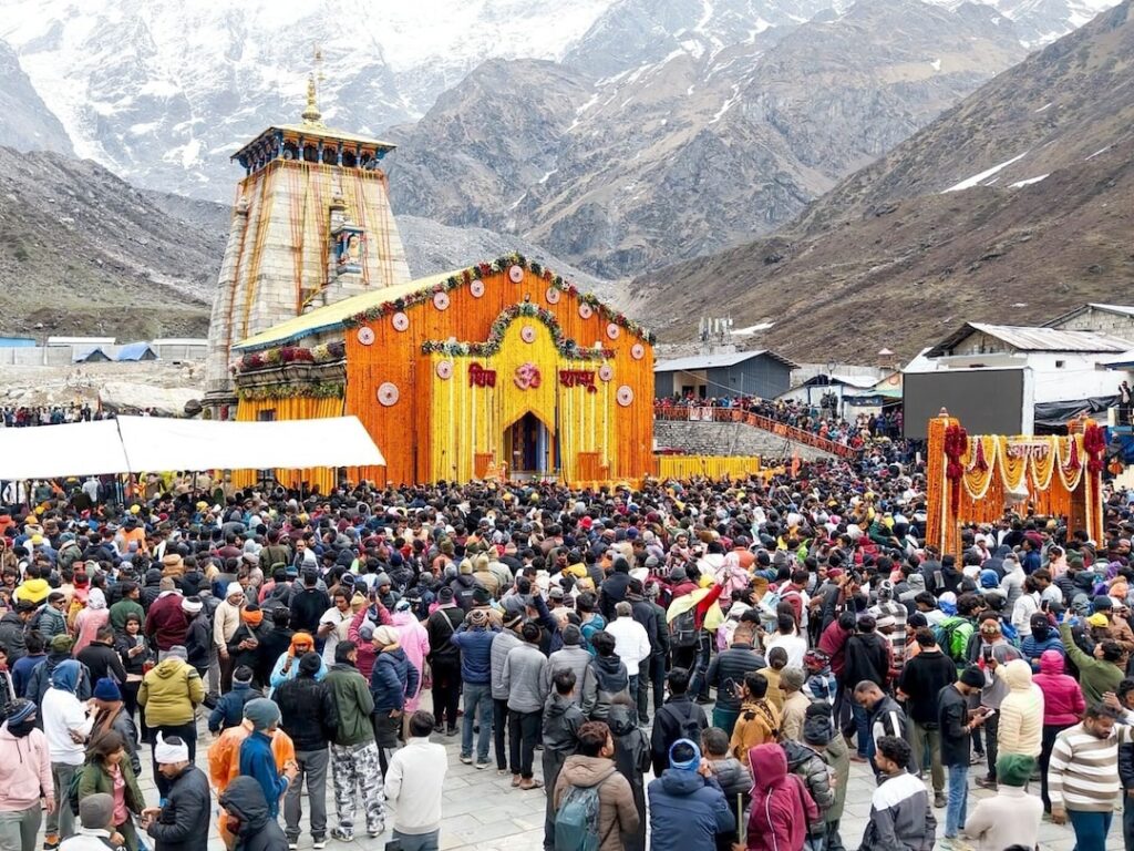 मंत्र उच्चारण के बीच विधि-विधान से खुले ग्यारहवें ज्योर्तिलिंग श्री केदारनाथ धाम के कपाट- हेली से हुई पुष्प वर्षा