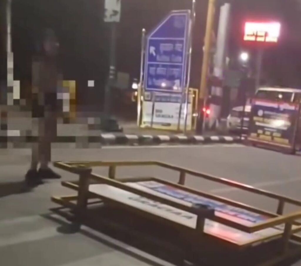 किन्नरों ने नग्न होकर सड़क पर काटा बबाल- पुलिसकर्मियों से अभद्रता- मुकदमा दर्ज