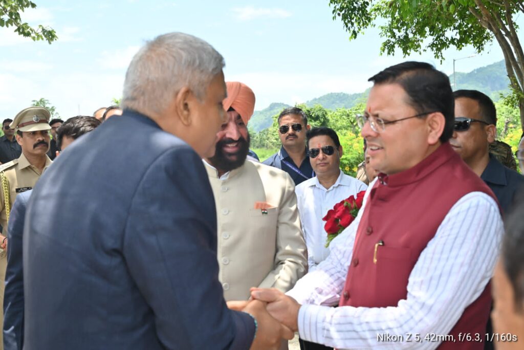 हल्द्वानी में मुख्यमंत्री पुष्कर सिंह धामी ने उप राष्ट्रपति जगदीप धनखड़ से की शिष्टाचार भेंट