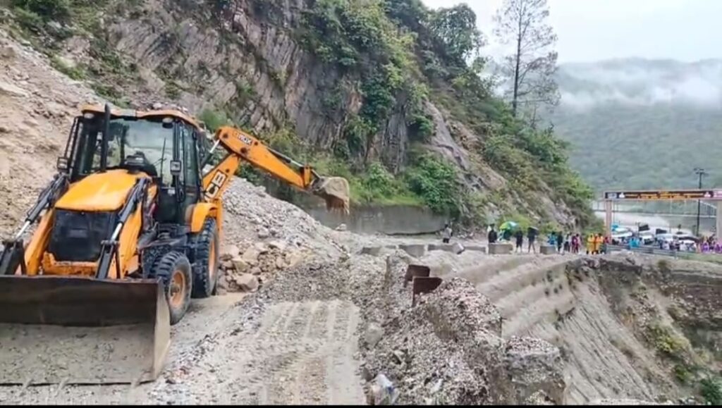 भारी बारिश के कारण चारधाम यात्रा पर लगा एक दिन का ब्रेक