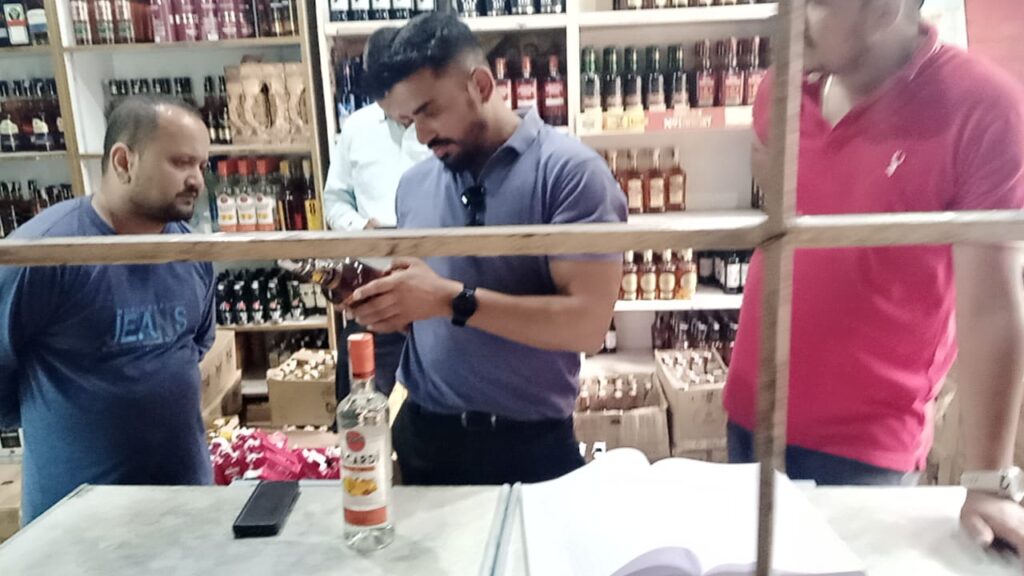 एसडीएम ने अंग्रेजी दुकान से खरीदी शराब