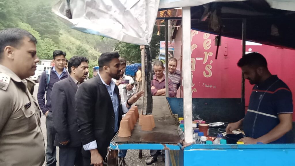 एसडीएम नवाज़िश खलीक के नेतृत्व में अतिक्रमण के खिलाफ प्रशासन की कार्यवाही