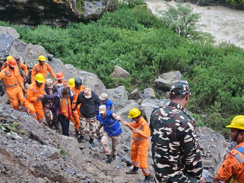 भारत लौंटी मीनाक्षी लेखी- कमर में गंभीर चोट के चलते छोड़ी यात्रा