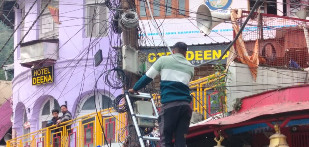 बिजली पोल को तारों के जंजाल से मिलेगा छुटकारा- पटवारी भुबन जोशी ने बिजली पोलों पर लगी इंटरनेट व केबल तारों को हटवाया