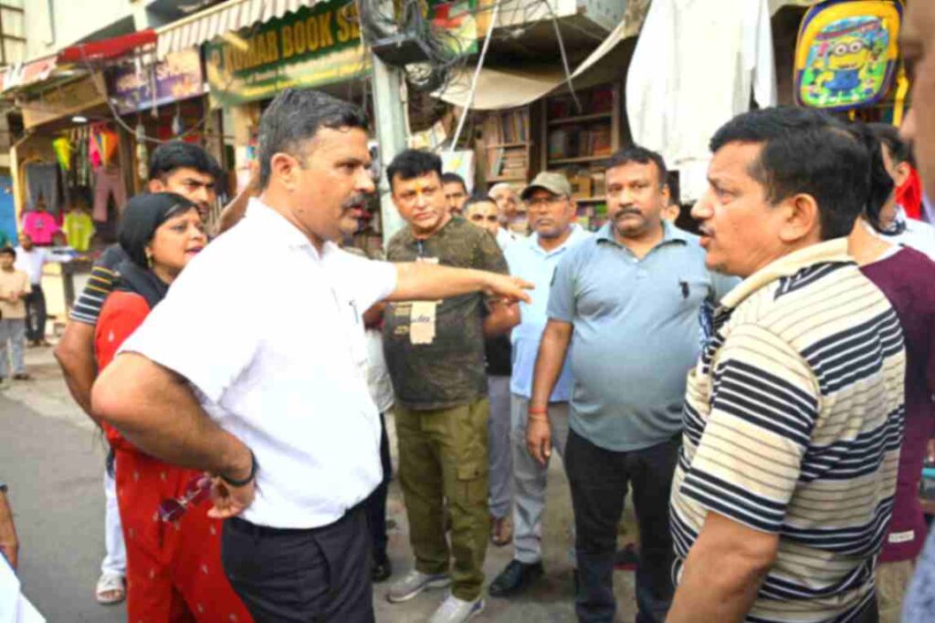 अतिक्रमण पर जिला प्रशासन की सख्त चेतावनी:- जिम्मेदारों पर गिरेगी गाज