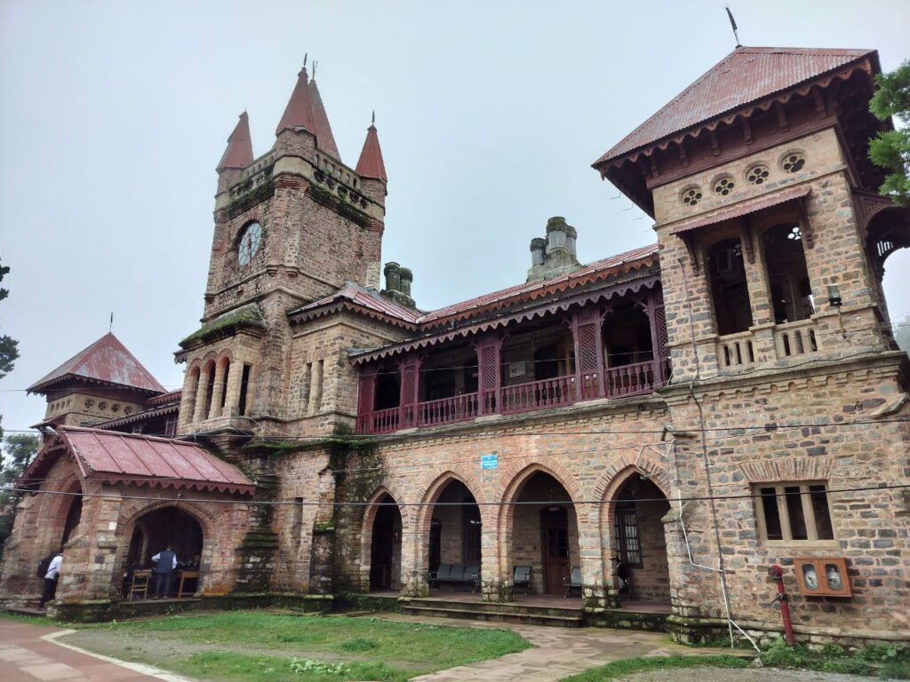 नैनीताल कलेक्ट्रेट परिसर में गंदगी का अंबार
