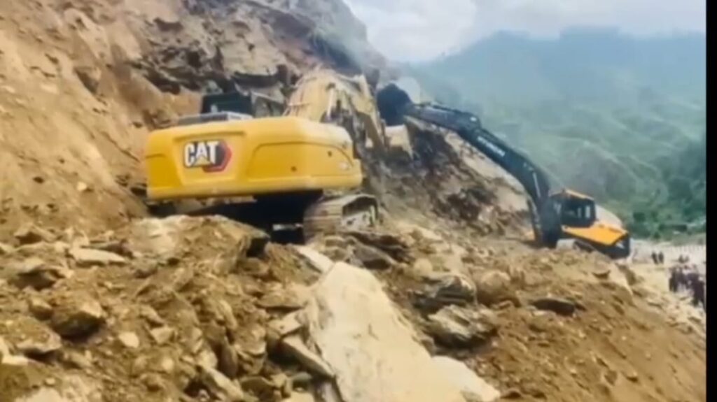 सड़क धसने से मार्ग बंद- आवाजाही ठप