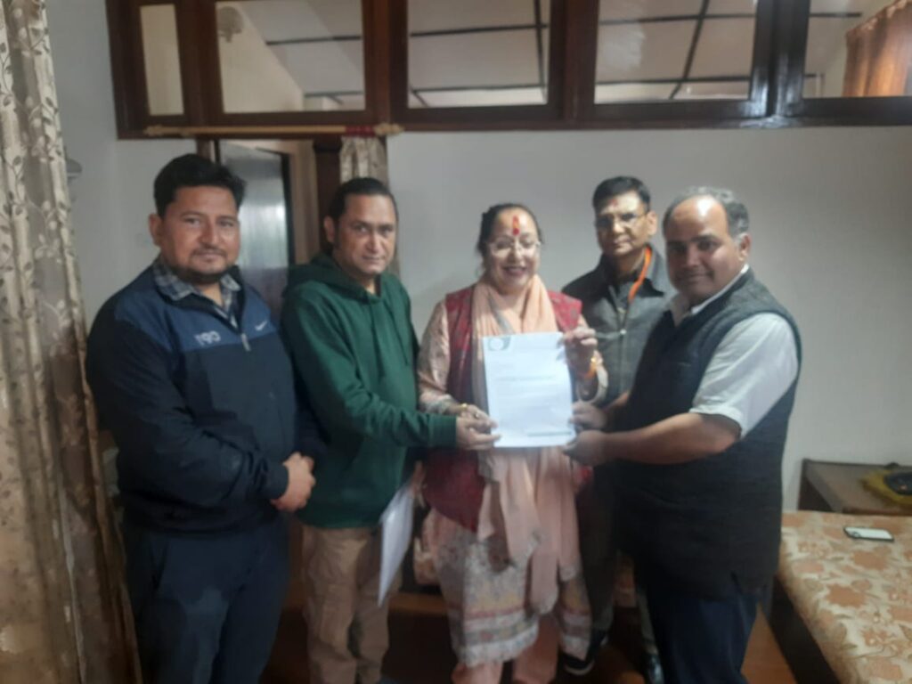 जर्जर सड़क:- भाजपा मंडल अध्यक्ष नितिन कार्की के नेतृत्व में शिष्टमंडल ने विधायक को सौंपा ज्ञापन