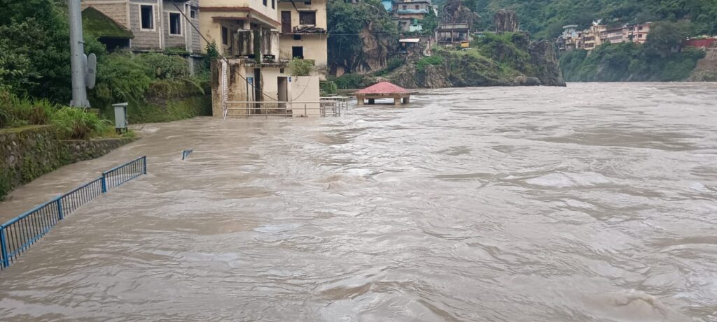 बड़ी खबर:- अलकनंदा नदी उफान पर- नदी किनारे जाने पर लगाई रोक