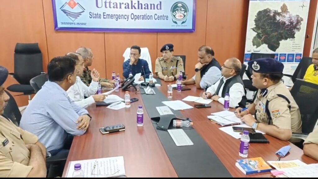 अधिकारी कंट्रोल रुम से कर रहे हैं निगरानी