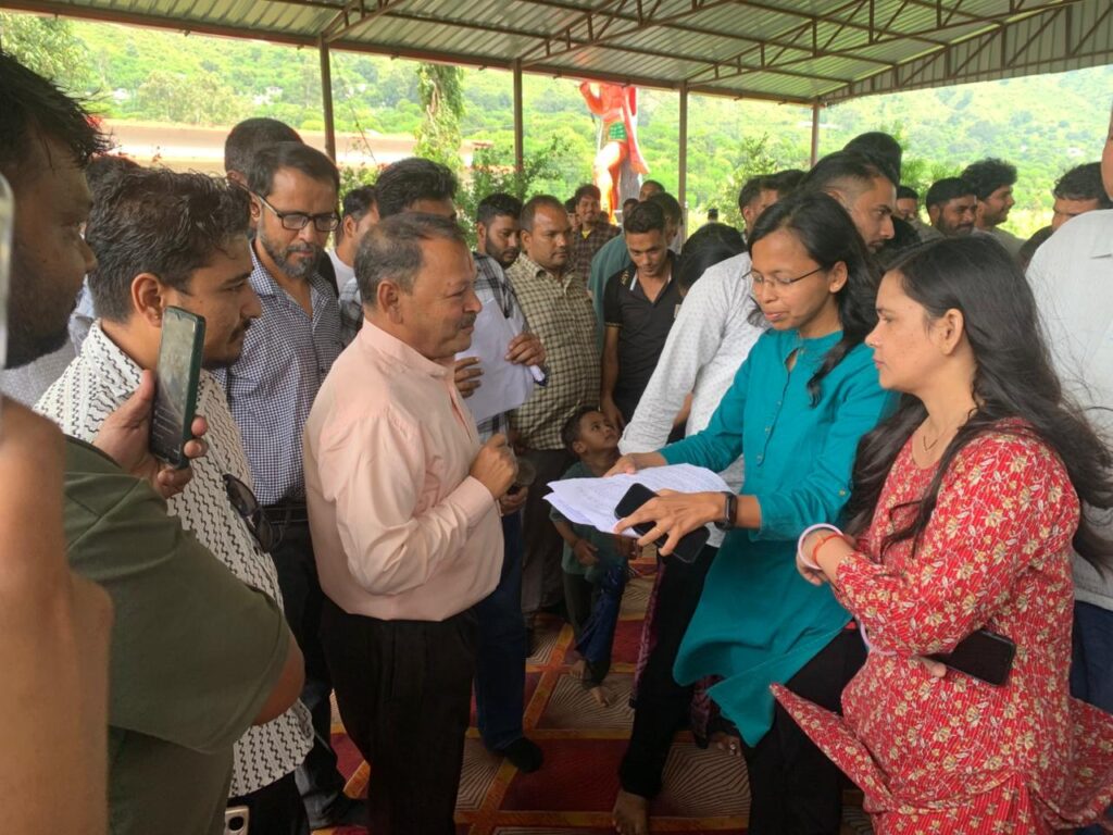विरोध:- कोसी घाटी के लोगों का धरना- एक दशक से बदहाल सड़क पर जताई नाराजगी- 12 गांवों के लोगों ने भरी हुंकार
