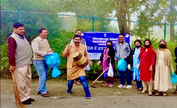 केंद्रीय संचार ब्यूरो(सीबीसी) नैनीताल ने की स्वच्छोत्सव 2025 की शुरुआत- गायन के जरिये दिया संदेश