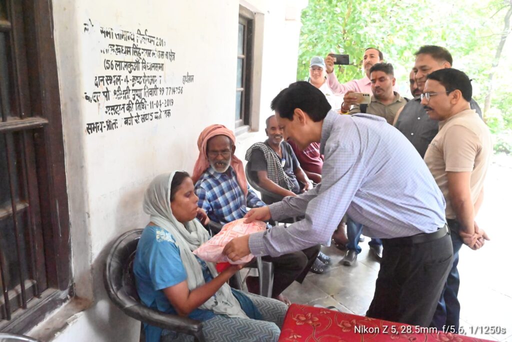 अनोखा अंदाज:- कमिश्नर दीपक रावत ने कुष्ठ आश्रम में मनाया जन्मदिन