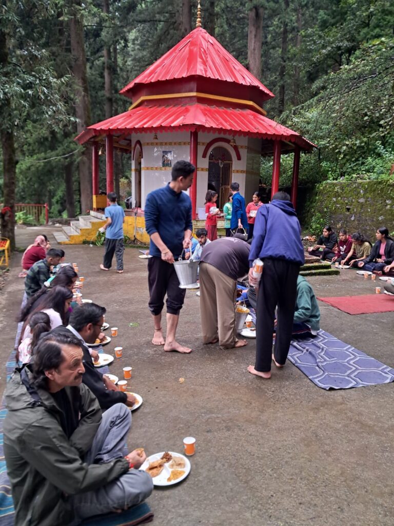 शेरवानी हिल टॉप ने सिद्धेश्वर मंदिर में विशाल भंडारे का किया आयोजन- सैकड़ों भक्तों ने प्रसाद किया ग्रहण