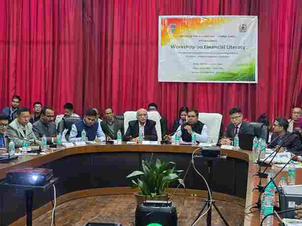 वित्तीय साक्षरता:- अधिकारियों को दिए टिप्पस