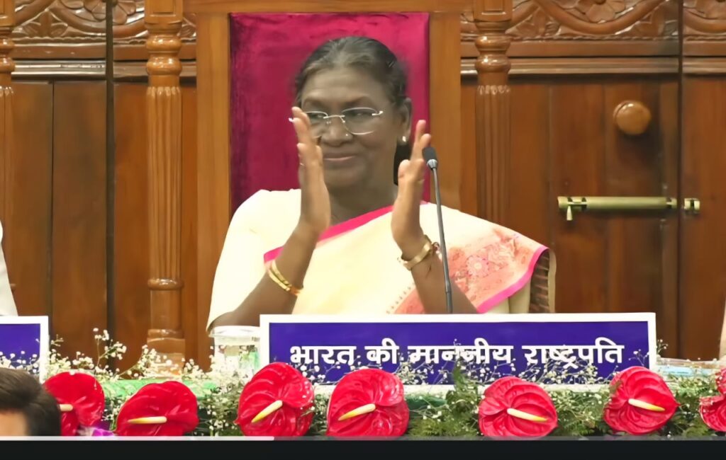 उत्तराखंड  महिला वर्ल्ड कप जीतने पर राष्ट्रपति ने उत्तराखंड विधानसभा में करतल ध्वनि से दी बधाई