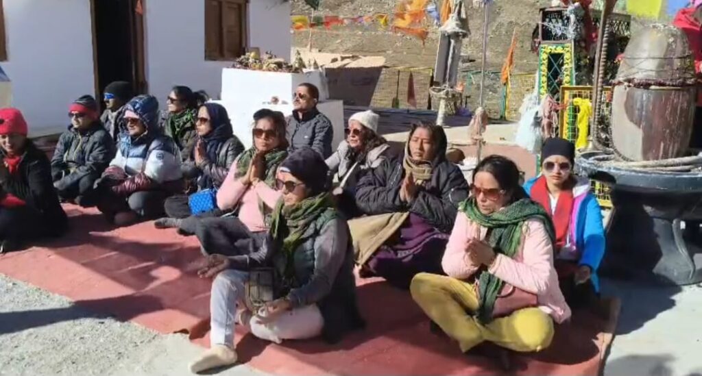 आदि कैलाश:- रीति-रिवाज के साथ बंद हुए शिव-पार्वती मंदिर के कपाट- अगले वर्ष मई में खोले जाएंगे मंदिर के कपाट