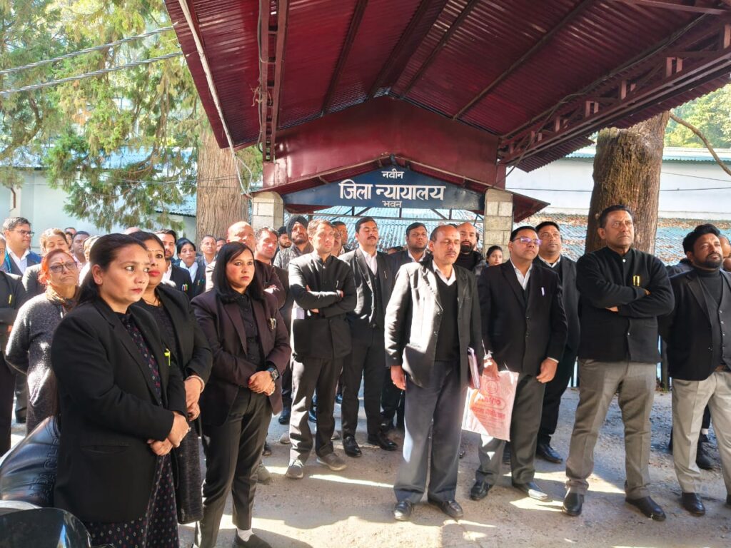 चैंबर निर्माण सहित अन्य मांगों को लेकर ज़िला न्यायालय के अधिवक्ता कार्य से  विरत
