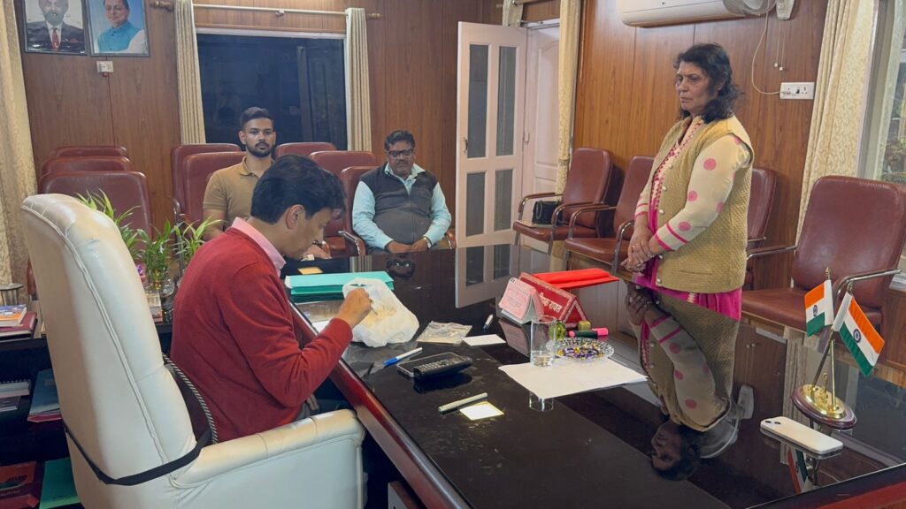 कुमाऊं कमिश्नर दीपक रावत सख्त- खराब आटा मामले में दिए जांच के निर्देश