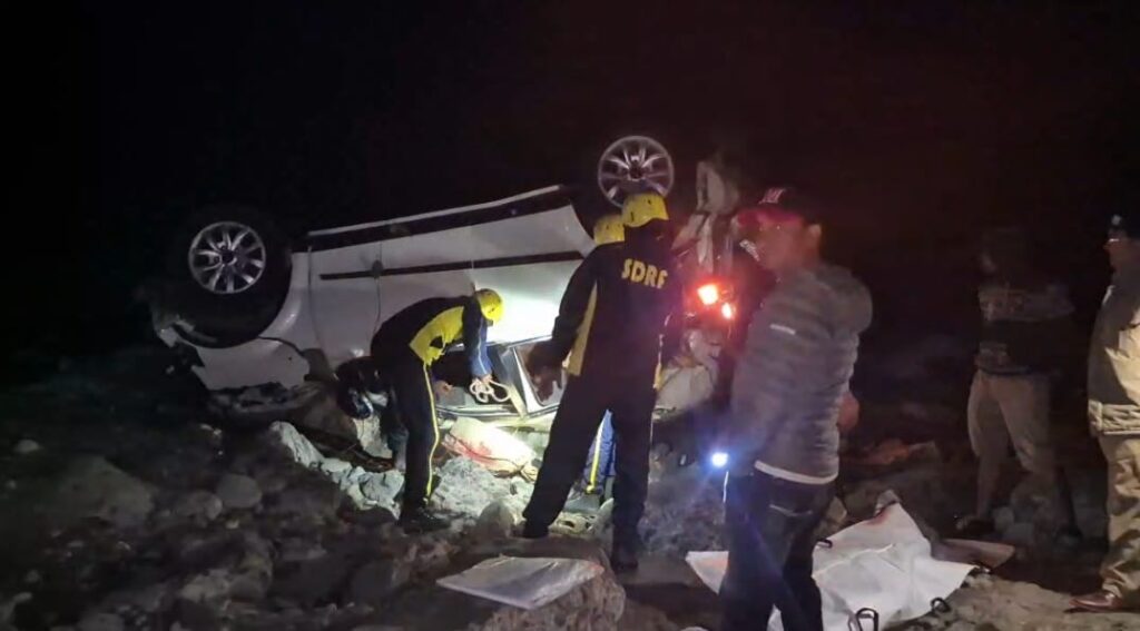 बड़ी खबर:- शादी समारोह में जा रहे शिक्षकों की कार नदी में गिरी-तीन की मौत- एक गंभीर