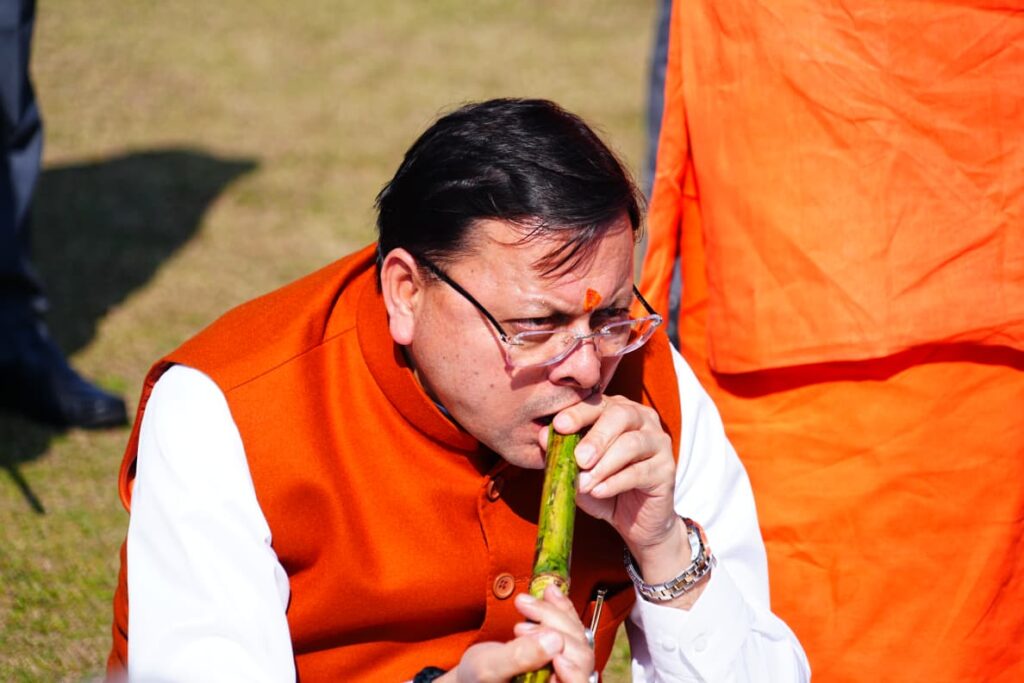 सीएम ने सुनी किसानों की समस्याएं- लॉन में बैठकर लिया गन्ने का स्वाद