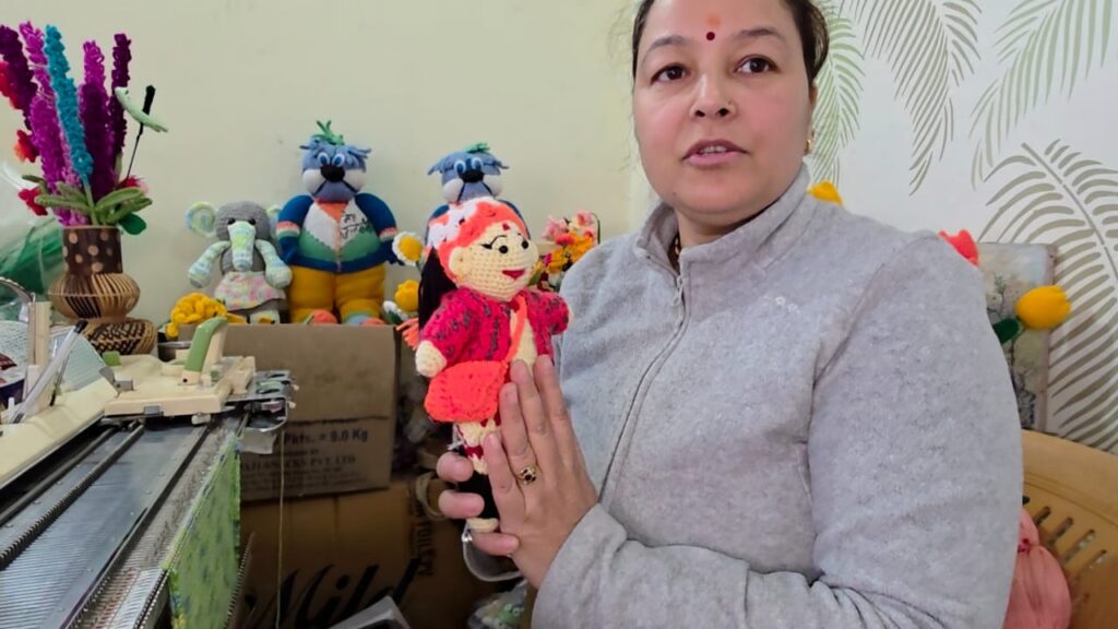 हुनर से रोजगार तक- धागों से आर्थिक आजादी का ताना बाना बुनती महिलाएं बनी मिशाल- रामनगर की भावना मेहरा नई पीढ़ी को भी पड़ा रही स्वावलंबन का पाठ