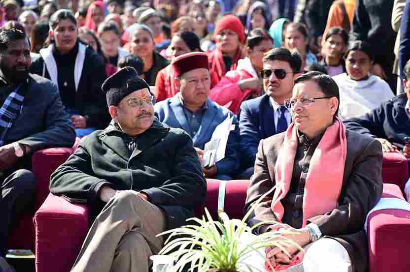 कोटाबाग पहुंचे सीएम धामी- आम जन व विद्यार्थियों के साथ सुनी पीएम मोदी के मन की बात