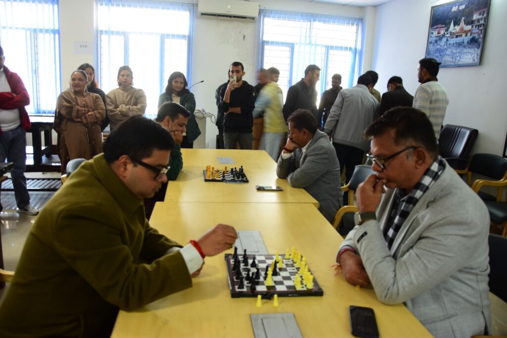 सूचना कर्मचारी संघ- आयोजित की गई इंडोर खेल प्रतियोगिता- विजेता प्रतिभागियों को महानिदेशक सूचना ने प्रदान किये पुरस्कार