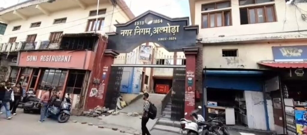 गैस सिलेंडरों के लिए मचा हाहाकार