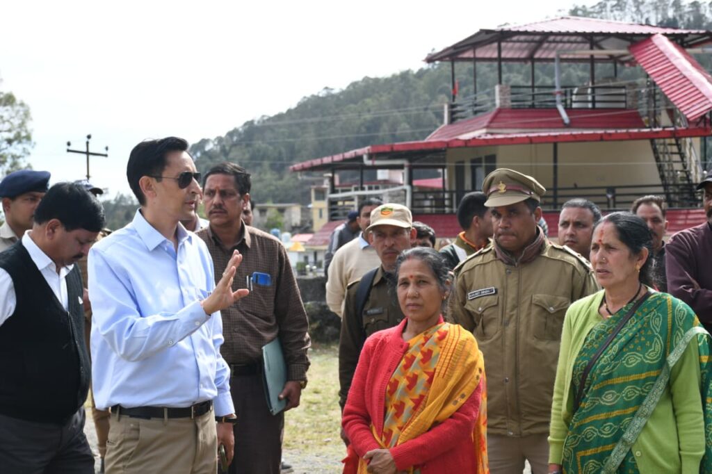 कमिश्नर दीपक रावत ने खुर्पाताल क्षेत्र में किया भ्रमण- लोगों की समस्याओं का किया समाधान