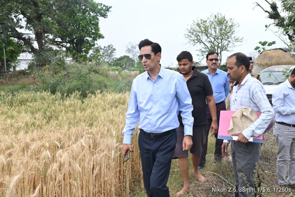 कमिश्नर दीपक रावत ने खेत में पहुंचकर किया डीसीएस सर्वे