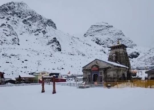 यात्रा की तैयारियों पर असर:- केदारनाथ धाम में 20 घंटे से लगातार हो रही है बर्फबारी