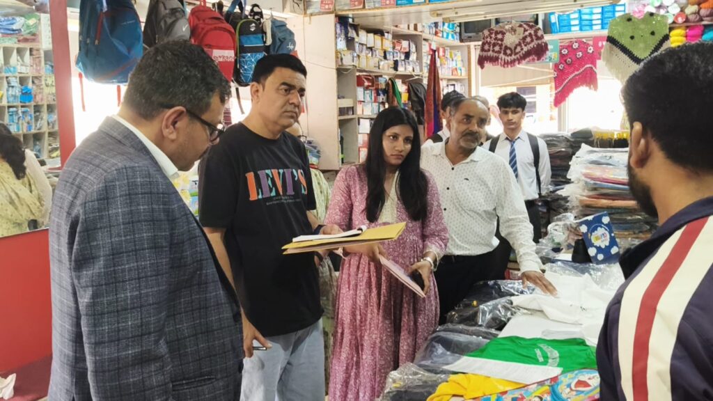 प्रशासन की सख्ती- बुक सेलरों की दुकानों पर छापेमारी