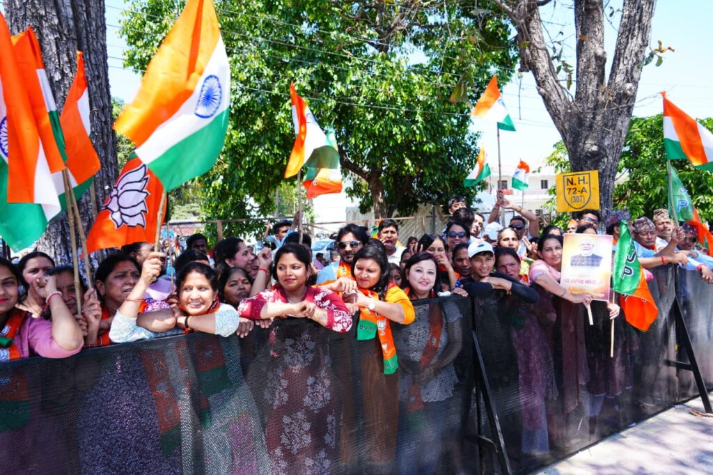 देवभूमि में प्रधानमंत्री का भव्य स्वागत- 12 किमी लंबे रोड शो में बड़ी संख्या में उमड़े लोग