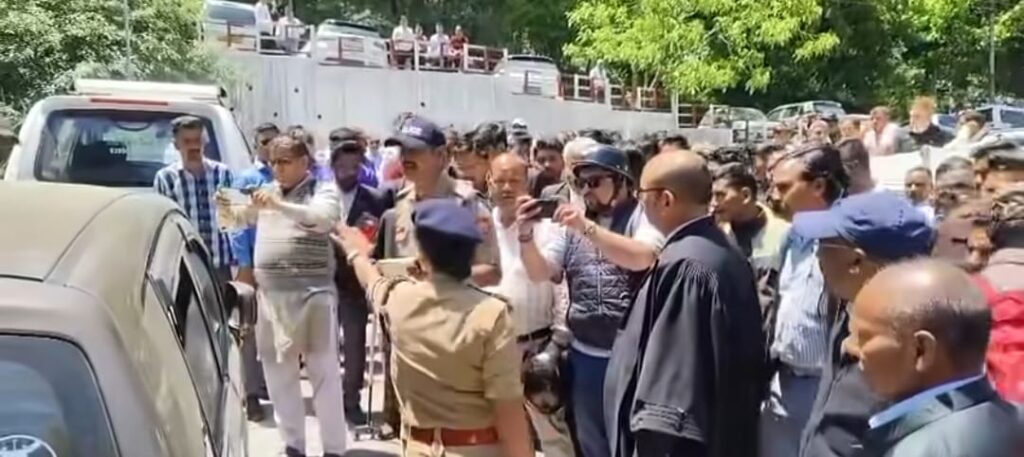 सनसनी:- अधिवक्ता ने खुद को मारी गोली