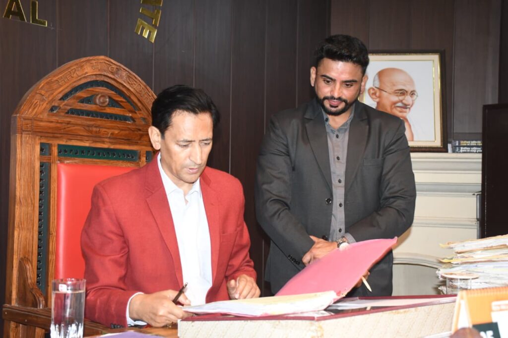 जनता को बार-बार कार्यालयों के चक्कर न काटने पड़े- समय पर हों जनता के कार्य- दीपक रावत